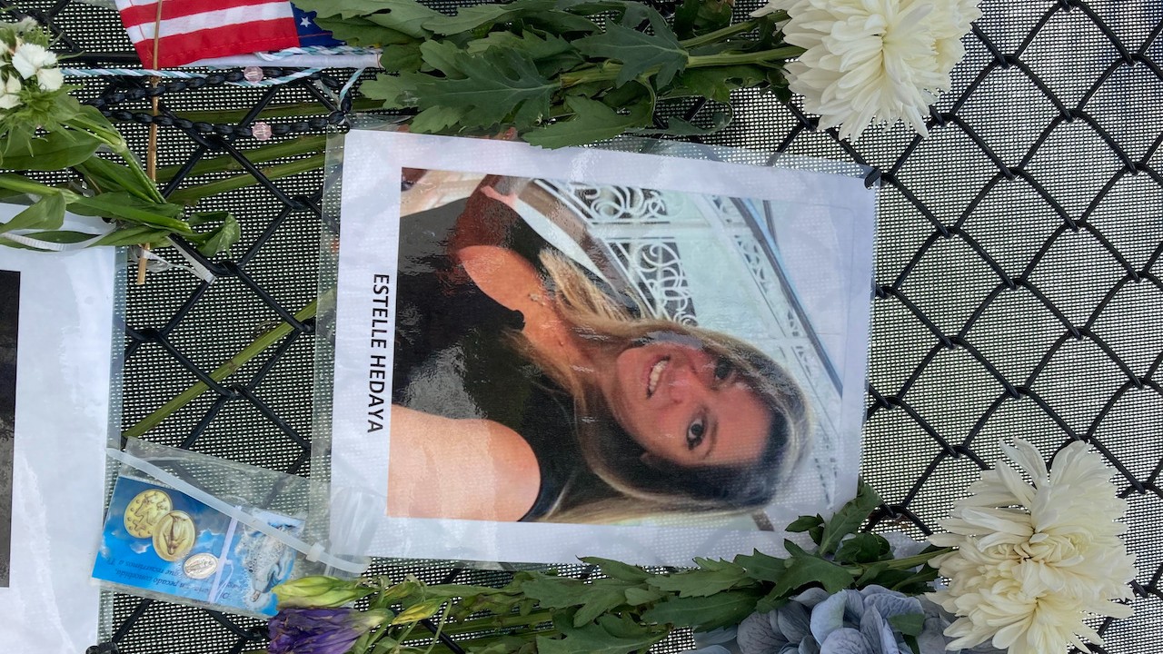Una fotografía de Estelle Hedaya en el monumento en honor a las víctimas del derrumbe de un edificio en Surfside Miami (EFE)