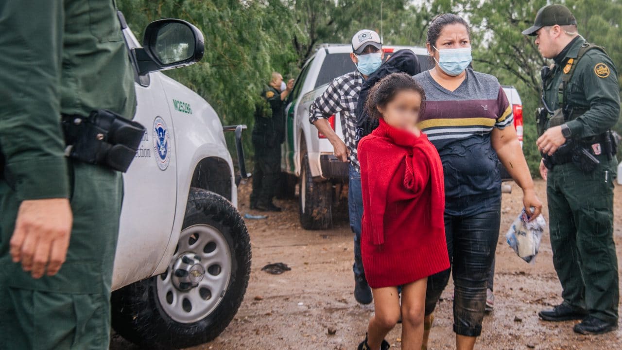 Gobierno de Biden demanda a Texas por detención de vehículos con migrantes