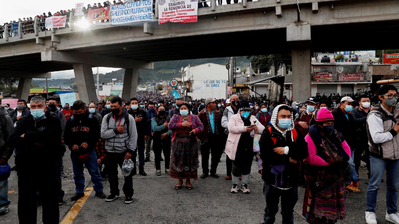 Miles protestan contra el Gobierno de Guatemala tras despido del fiscal anticorrupción