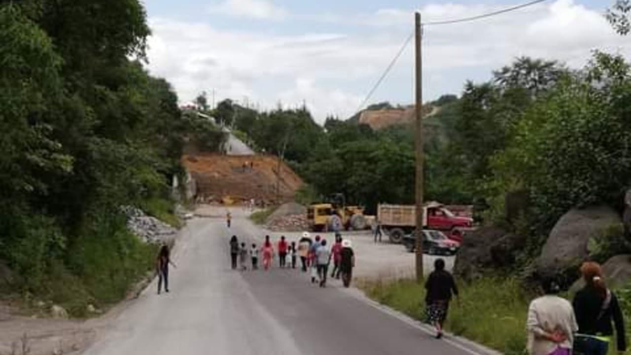 Muere una persona tras derrumbe carretero en Coscomatepec, Veracruz