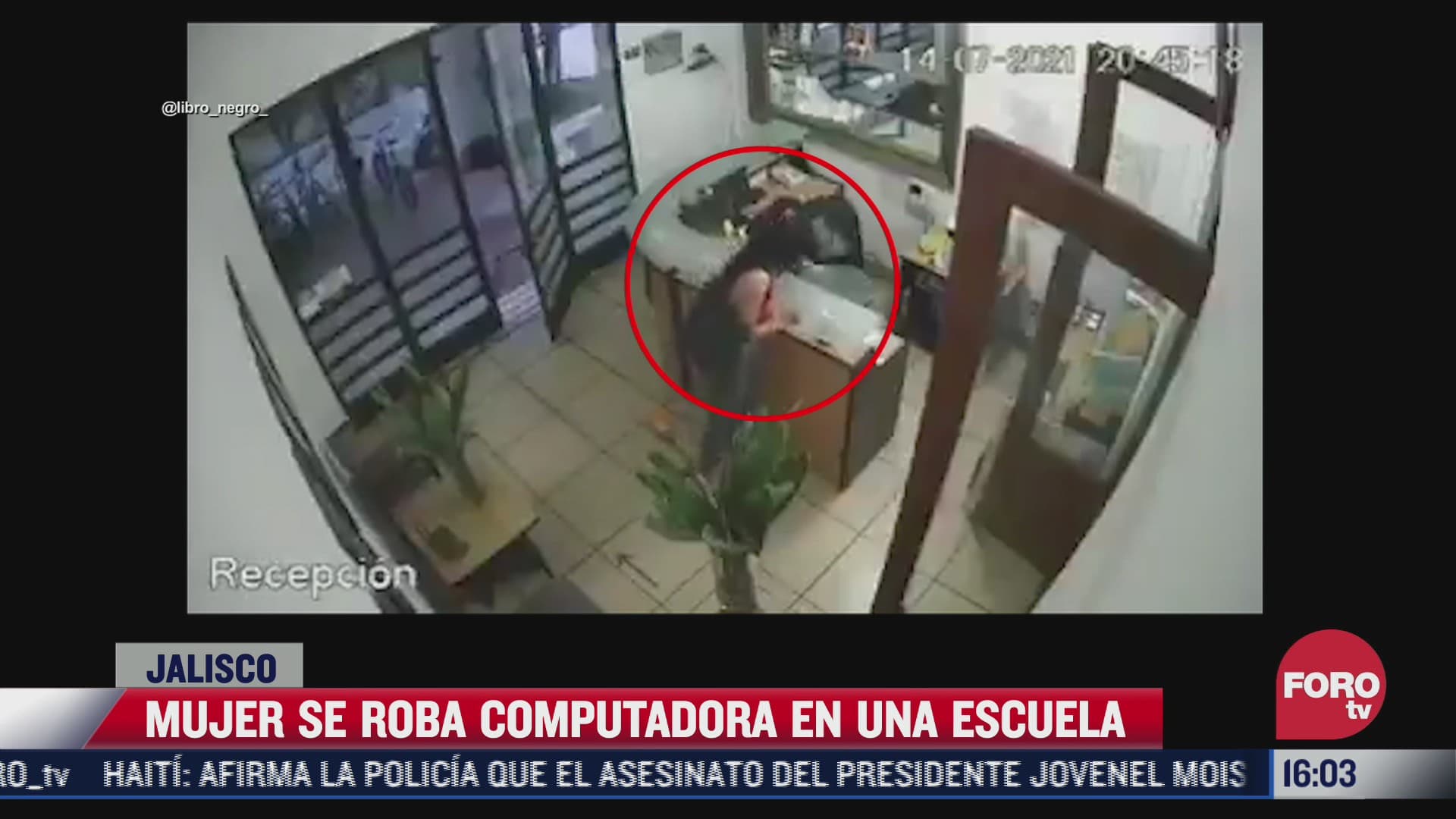 mujer roba una computadora en escuela de guadalajara