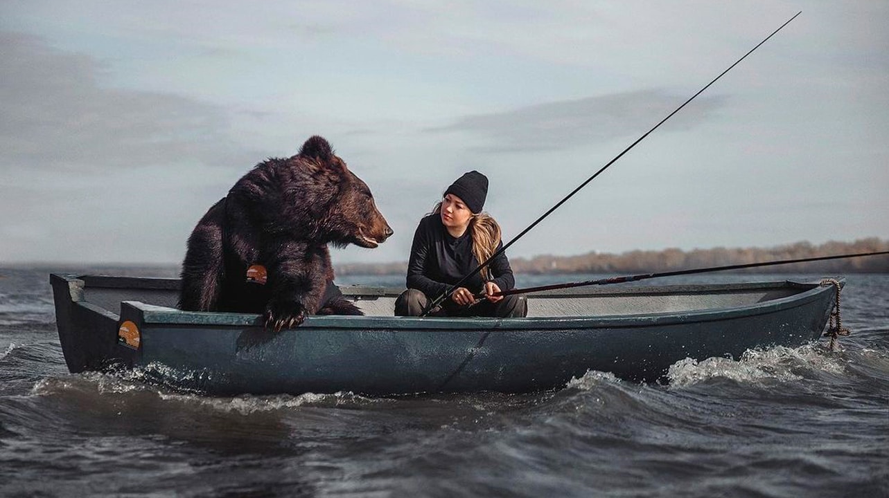 Mujer y oso son amigos en Rusia y van de pesca juntos