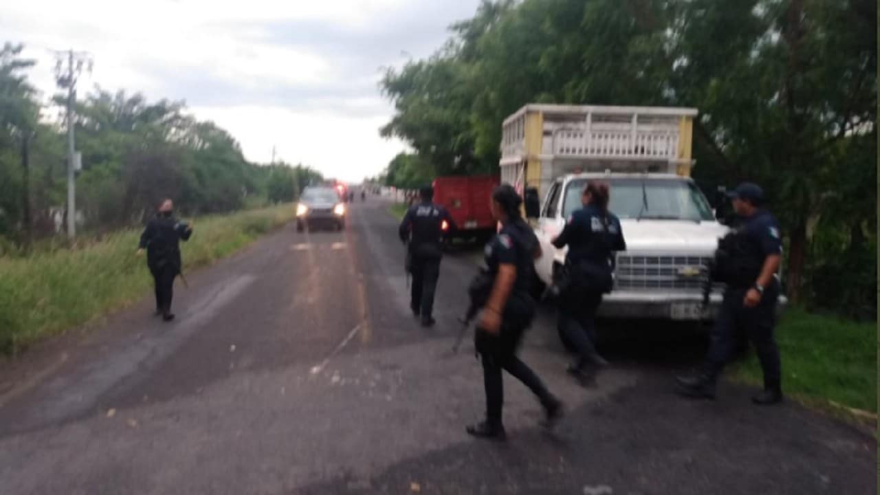 Grupo armado incendia vehículos en Michoacán