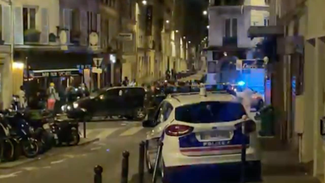 Policía de París en las inmediaciones de un café en el Distrito 17 (Twitter: @RemyBuisine)