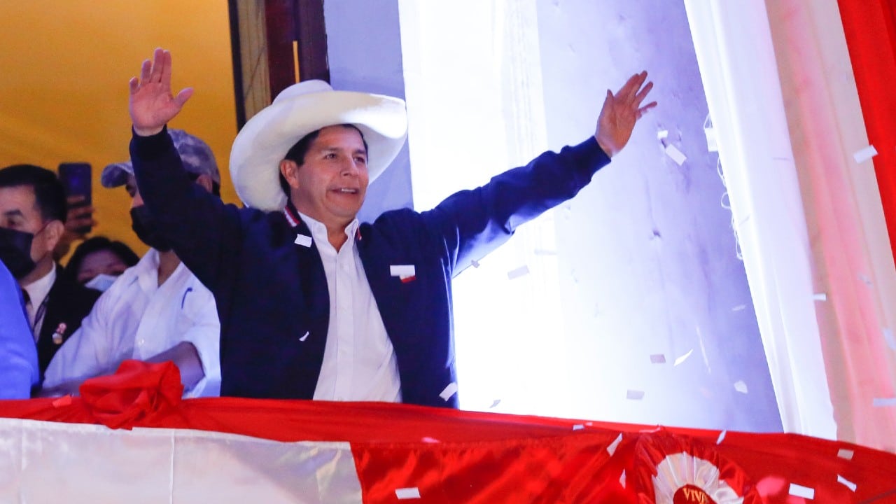 Pedro Castillo recibe las credenciales como presidente electo de Perú