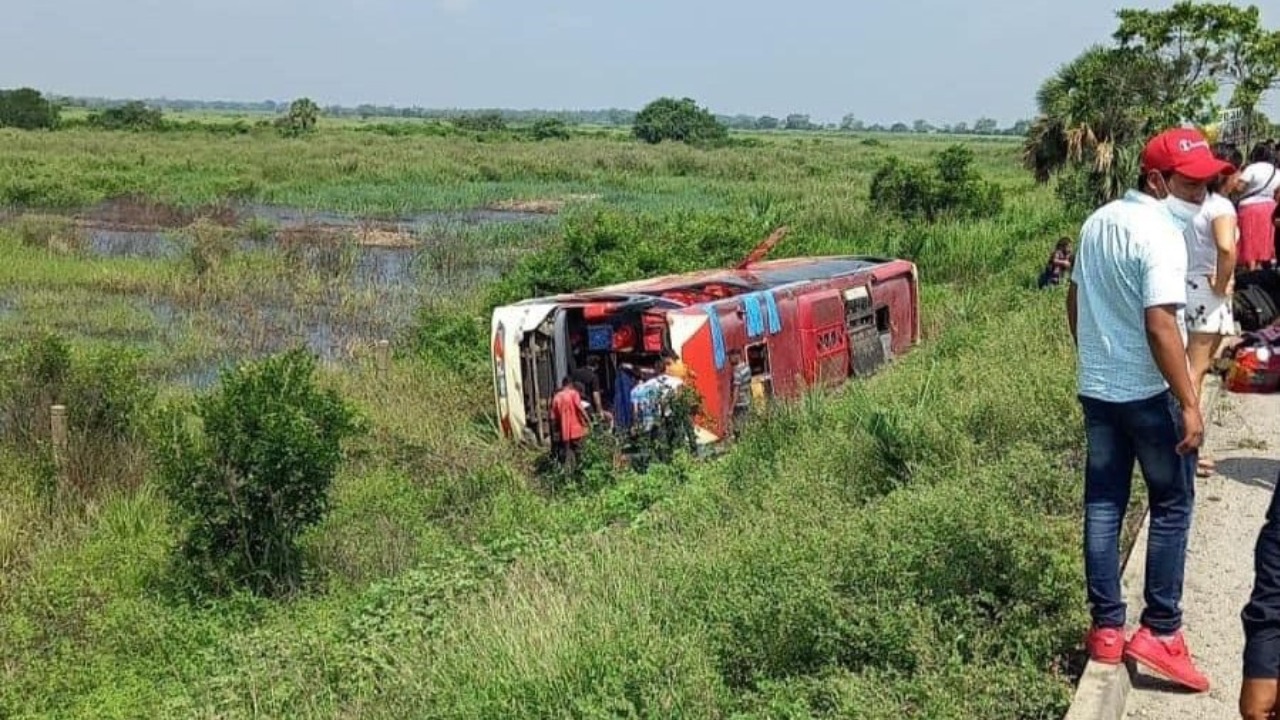 Autobús vuelca en Veracruz y deja 15 heridos