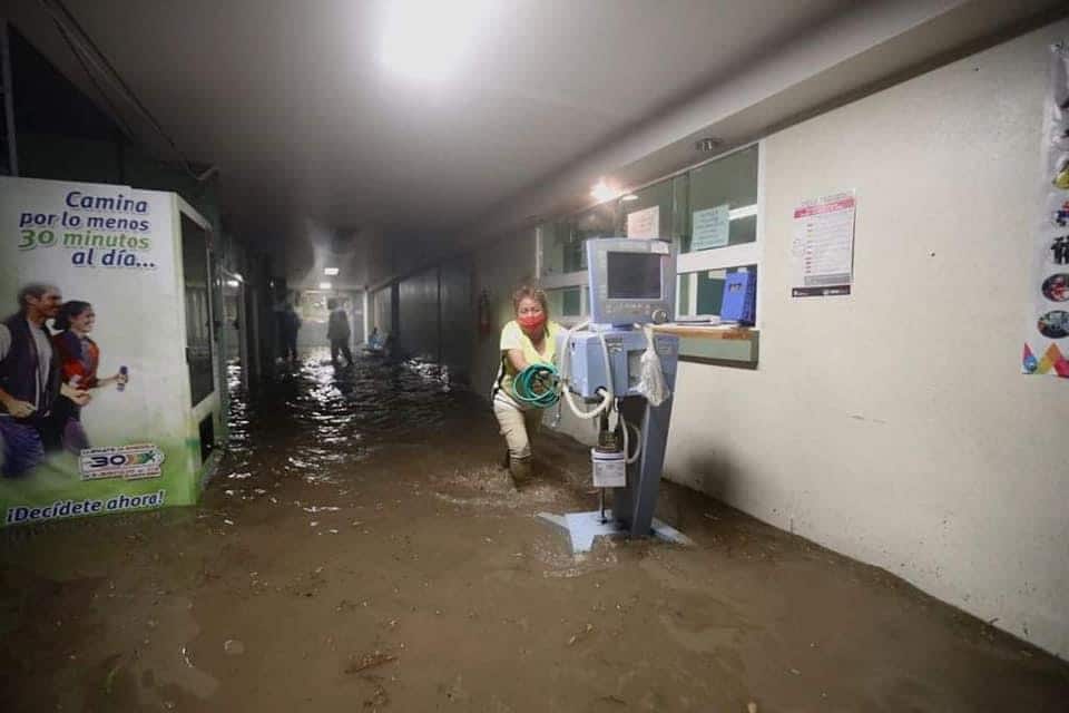 Por inundación trasladan a pacientes del Hospital de Atizapán a otras unidades médicas