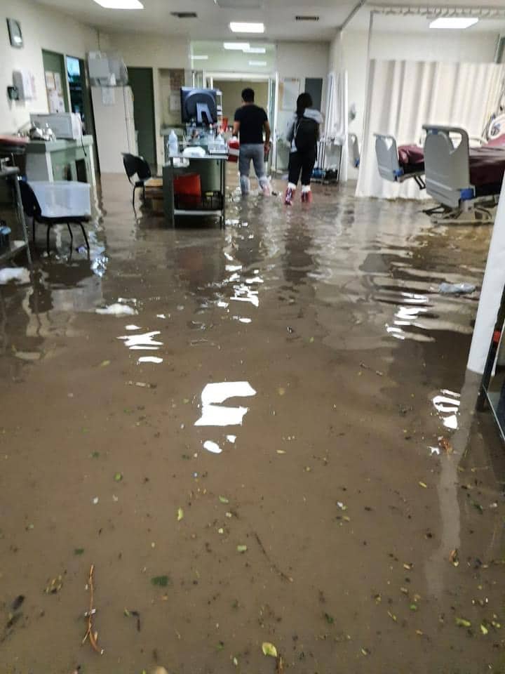 Por inundación trasladan a pacientes del Hospital de Atizapán a otras unidades médicas