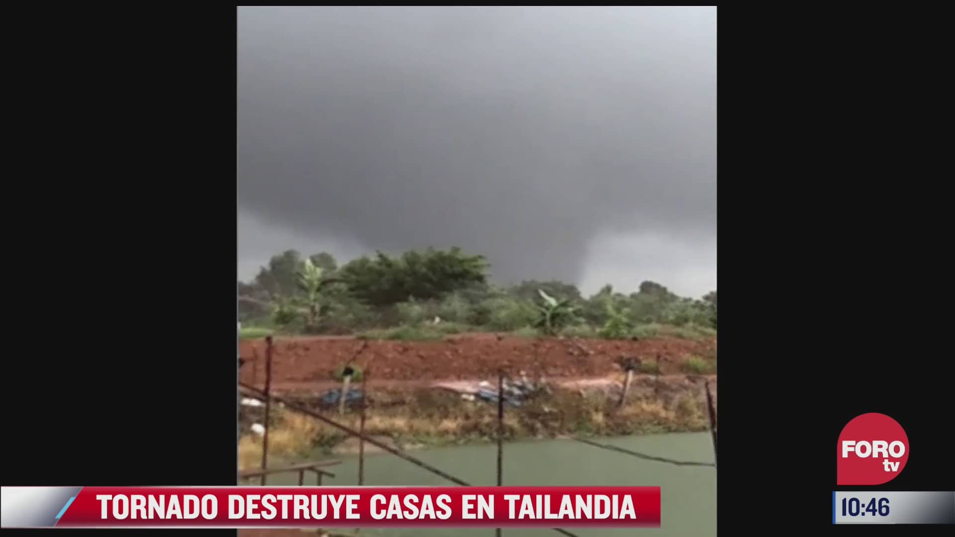 potente tornado arrasa con una aldea