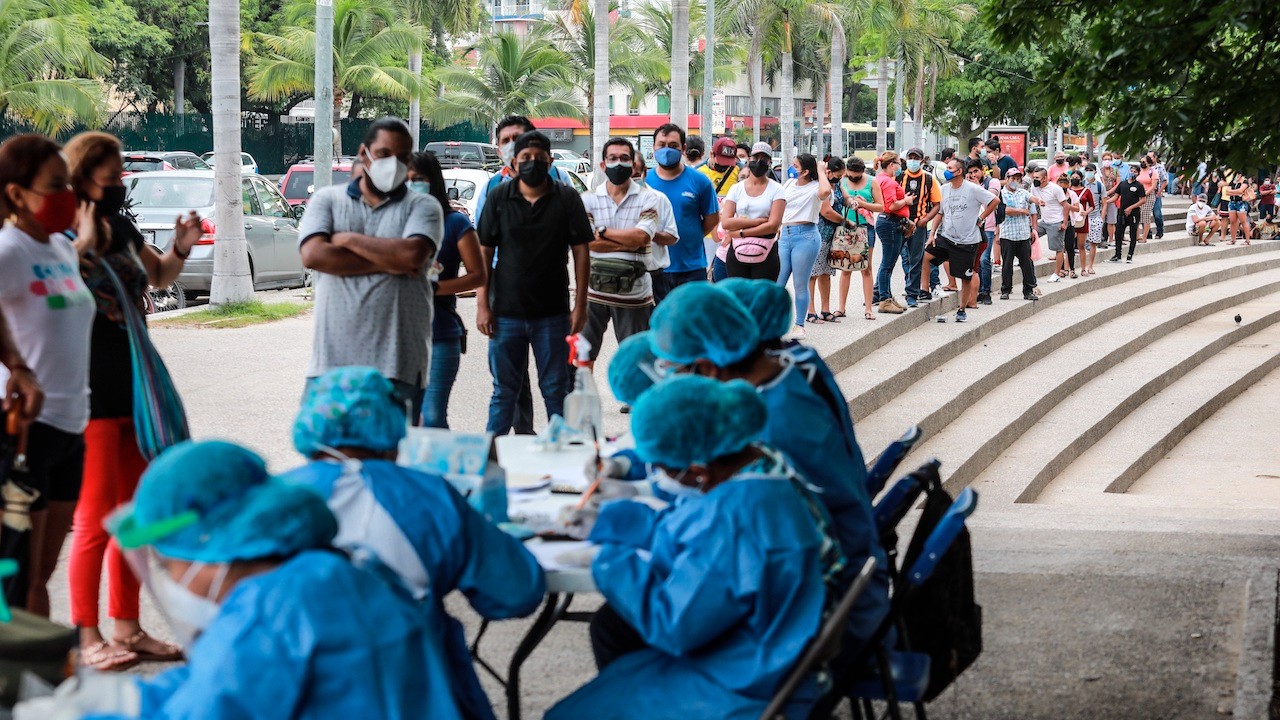 Varias personas acuden a realizarse una prueba COVID-19, en Acapulco, Guerrero (EFE)