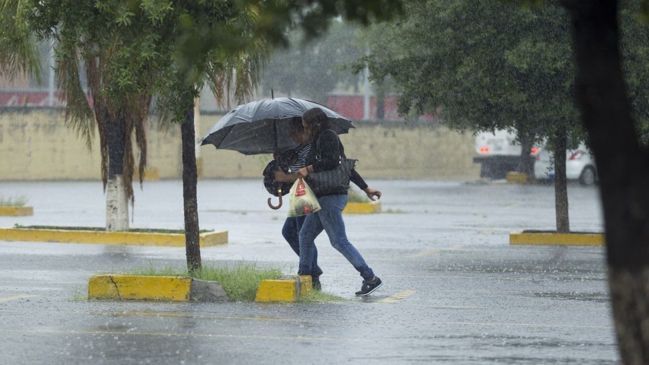 Realizan trabajos de limpieza tras intensas lluvias en Ciudad Victoria, Tamaulipas