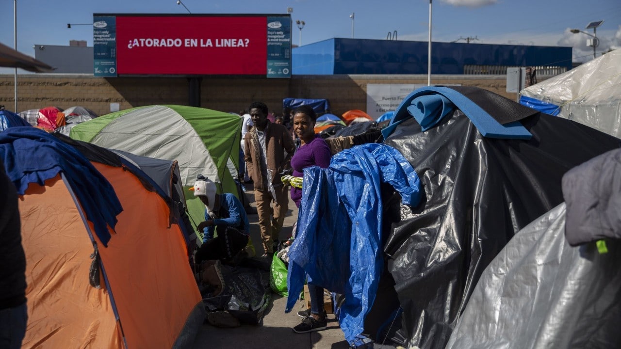 Regala dólares a migrantes en Tijuana, pero situación sale de control