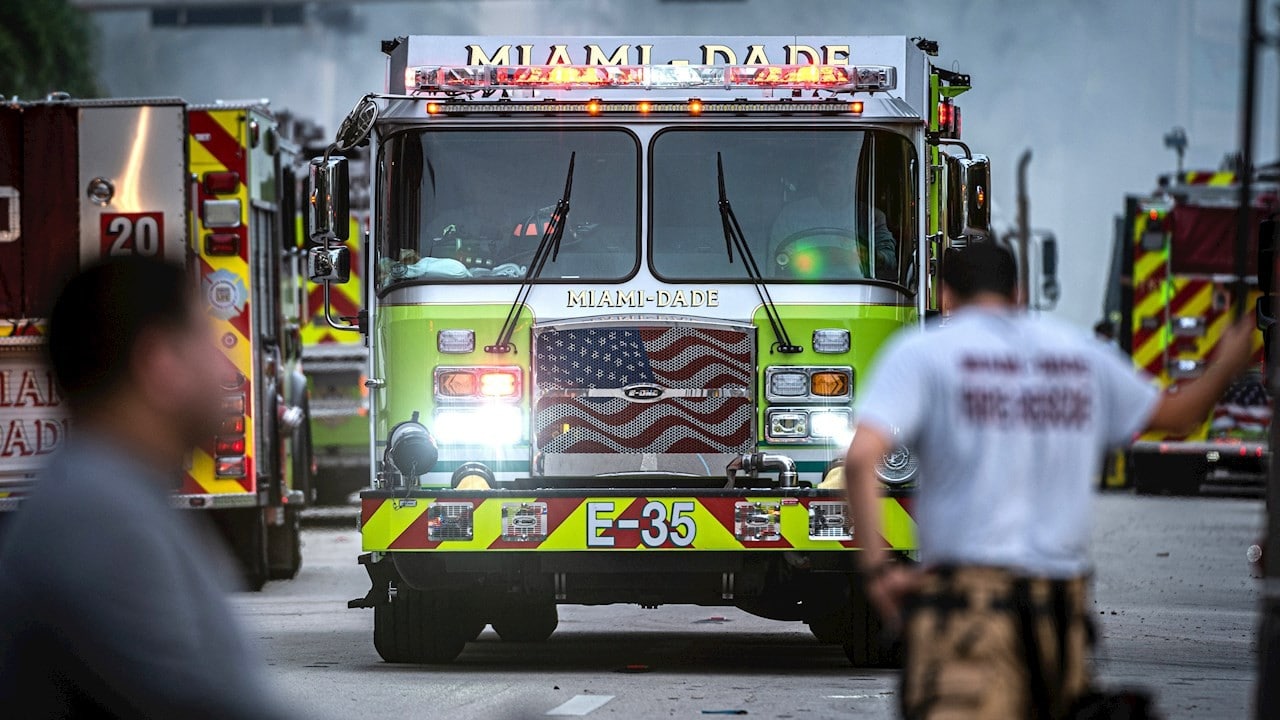 Registran seis casos de COVID-19 entre bomberos que trabajan en derrumbe de Miami