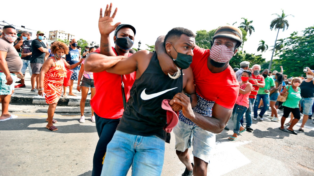 Reportan saqueos de tiendas en medio de las protestas en Cuba
