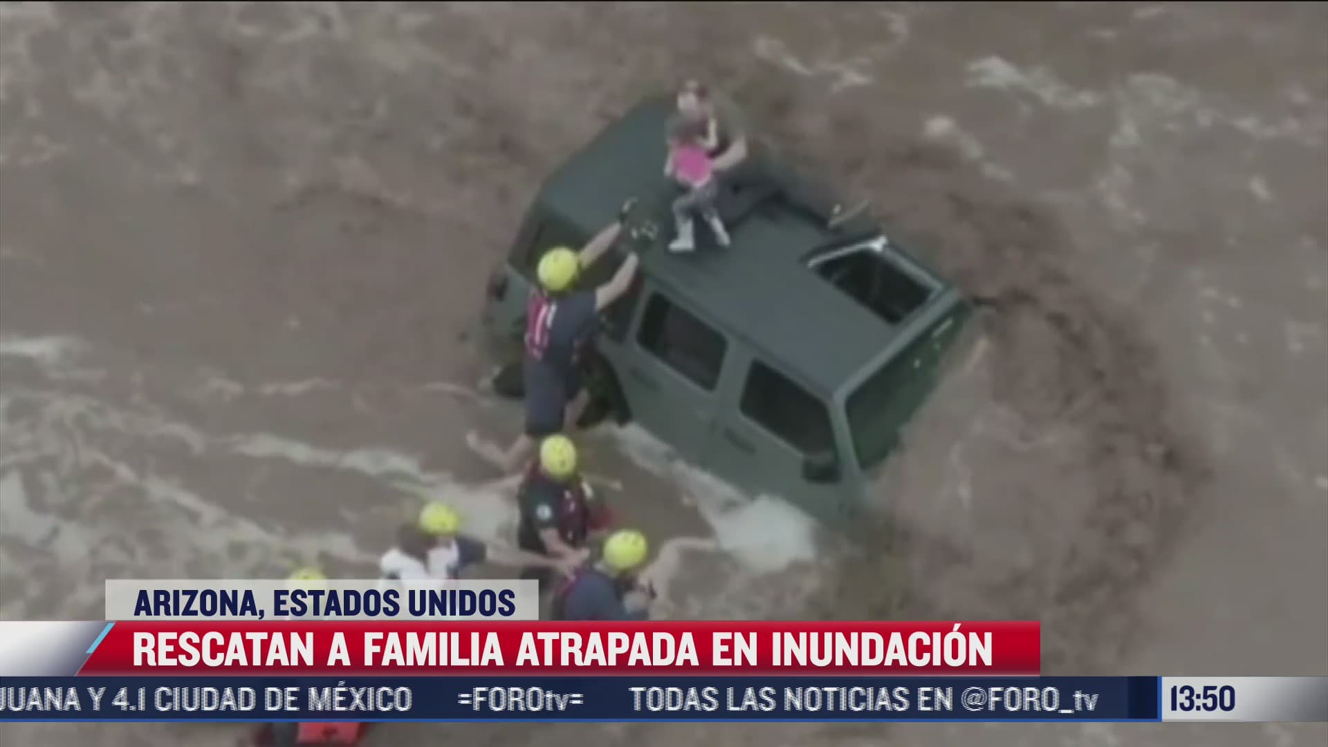 rescatan a familia tras quedar atrapada en inundacion de arizona