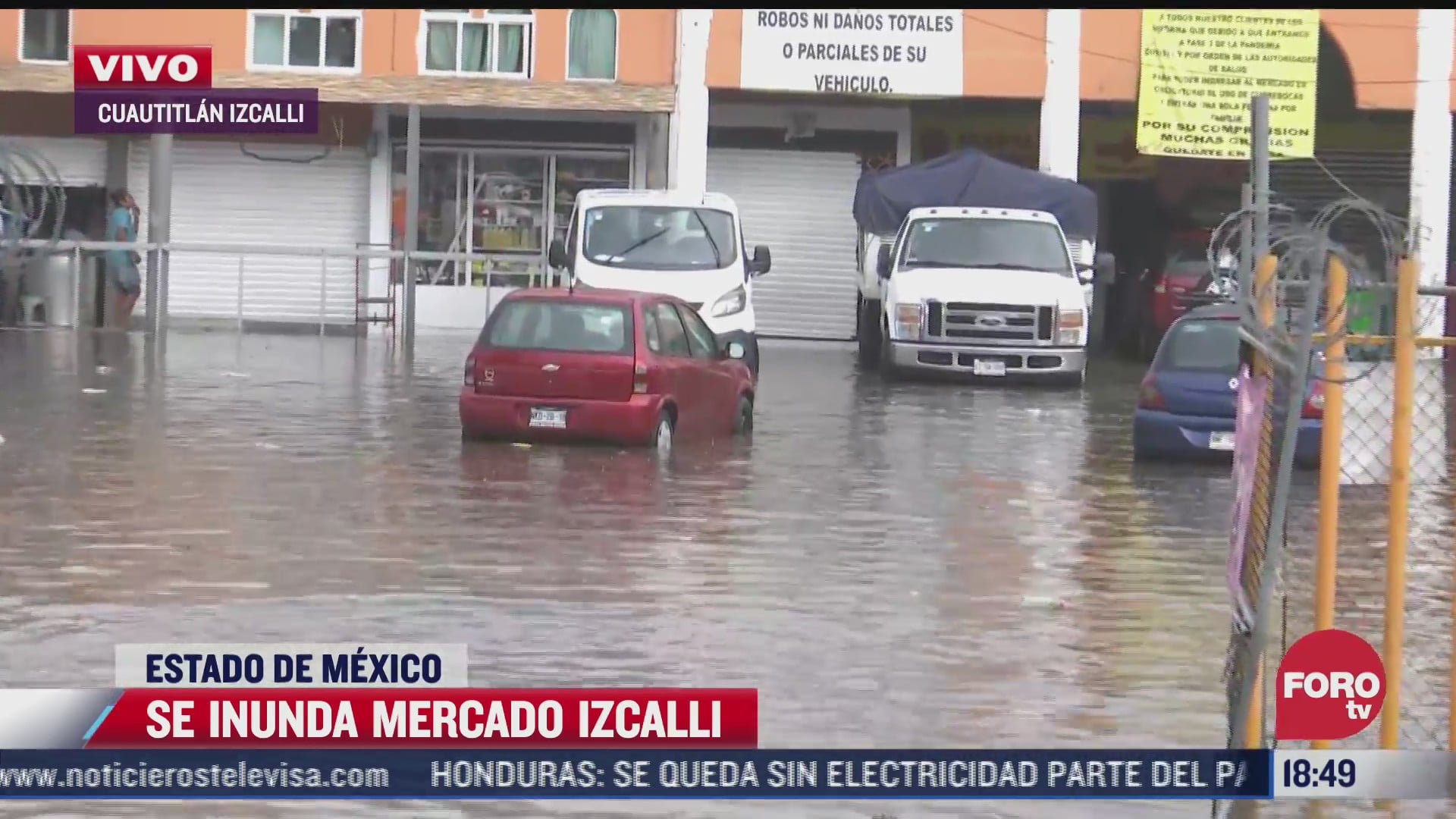 se inunda estacionamiento del mercado izcalli en el edomex