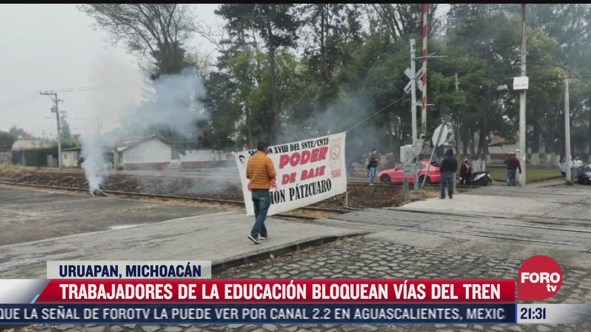 trabajadores de la educacion bloquean vias del tren en michoacan
