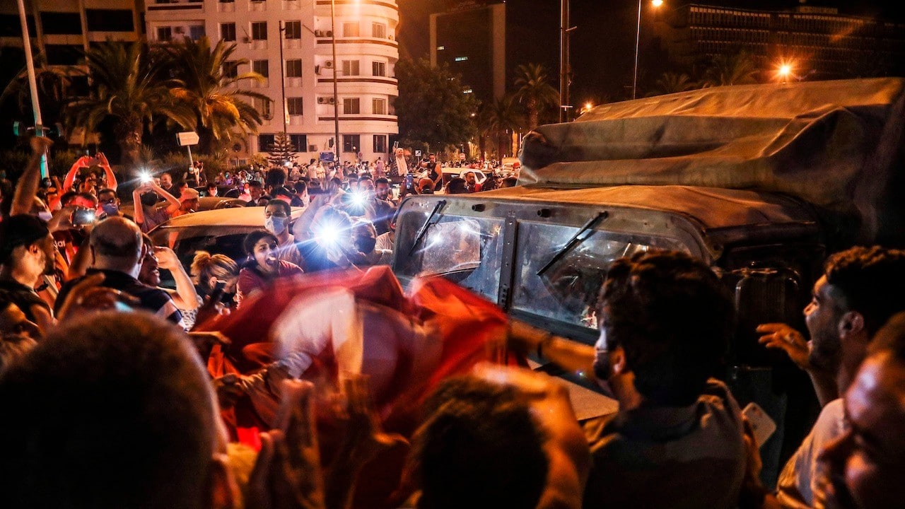 Partidarios del presidente de Túnez, Kais Saied, se reúnen en las calles tras destituir al gobierno y congelar el parlamento (EFE)