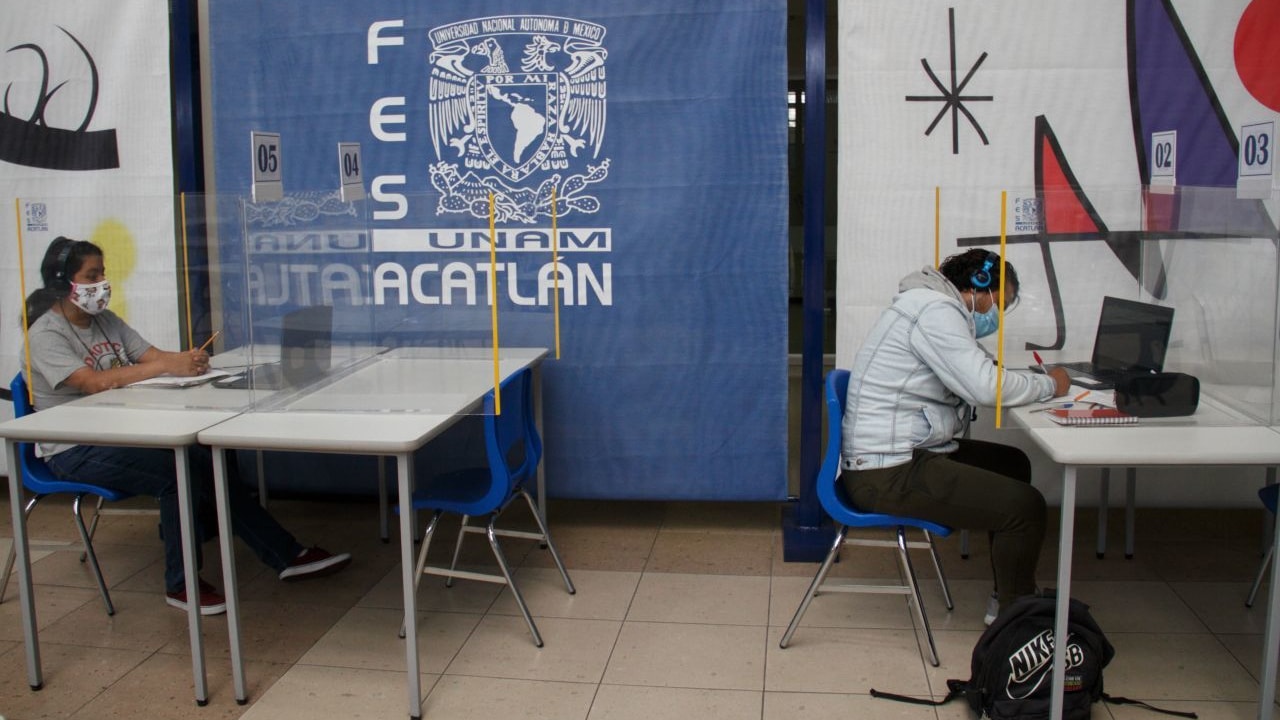 La FES Acatlán de la UNAM abrió el primer Centro de Acceso , donde se ofrece equipo de cómputo e internet a alumnas y alumnos.