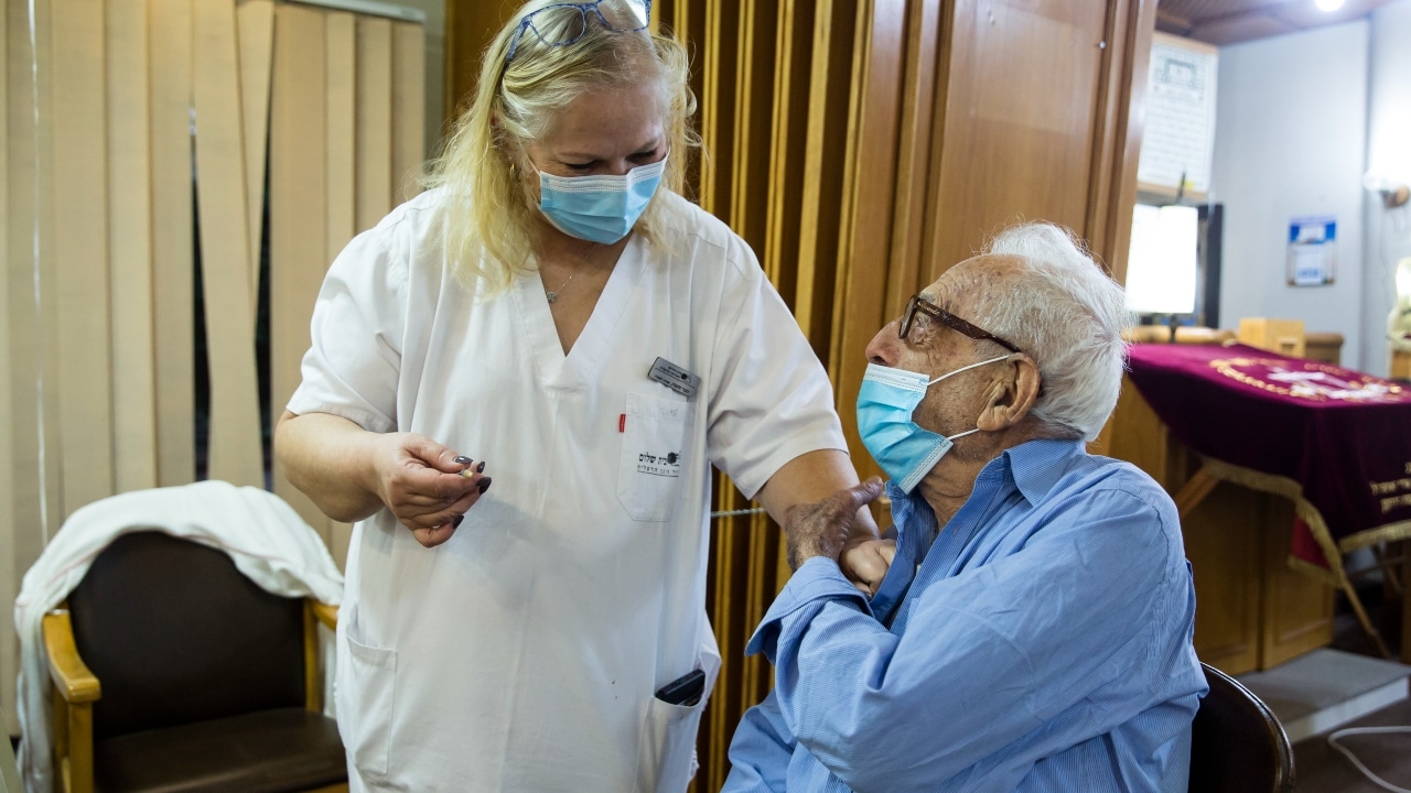 Israel ofrece tercera dosis de vacuna de Pfizer contra COVID-19 a adultos en riesgo