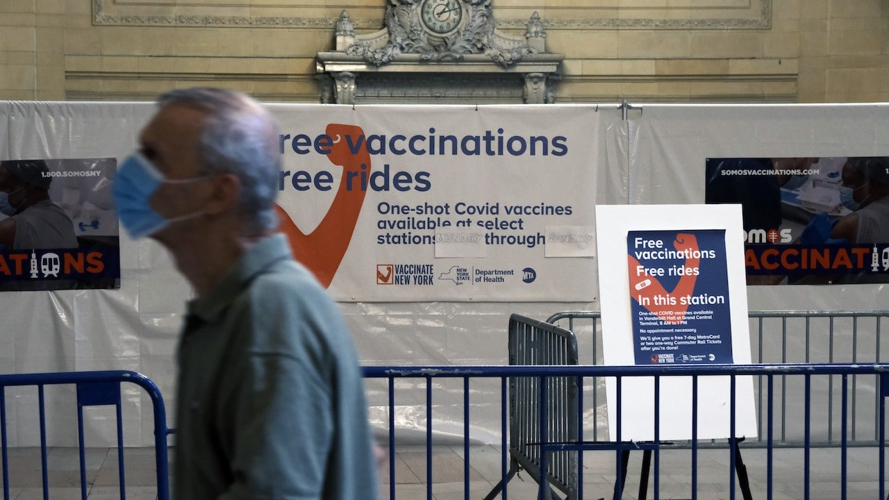 Un hombre pasa junto a un cartel de vacunación COVID-19 en la ciudad de Nueva York (Getty Images)