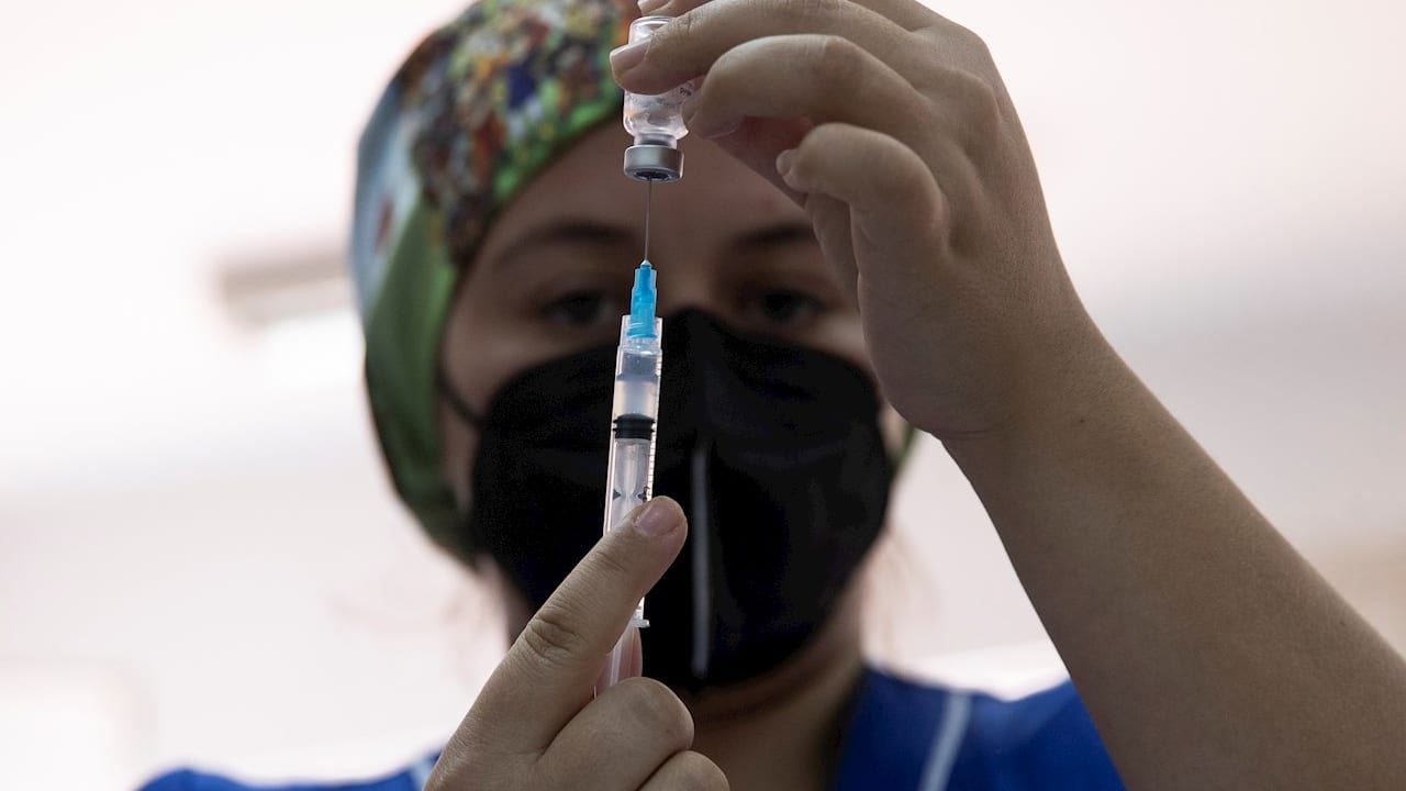 Europa da incentivos y sanciones para impulsar la vacunación contra el COVID-19