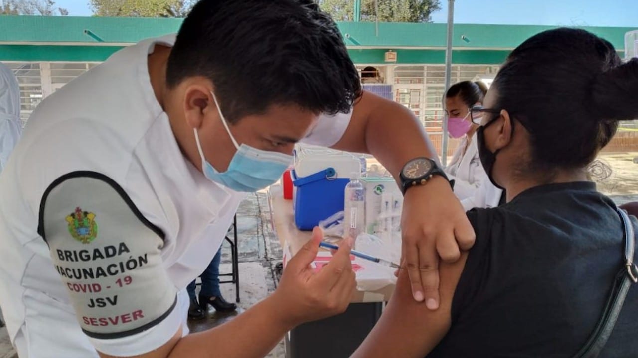 Vacunación contra COVID-19 en Veracruz (Twitter:@CuitlahuacGJ)