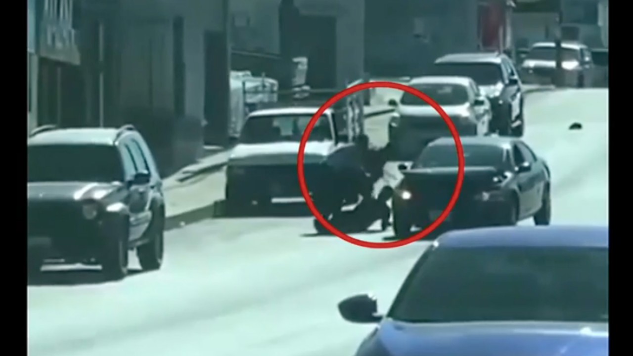 Video: A plena luz, intentan secuestrar a hombre y le disparan en Tijuana