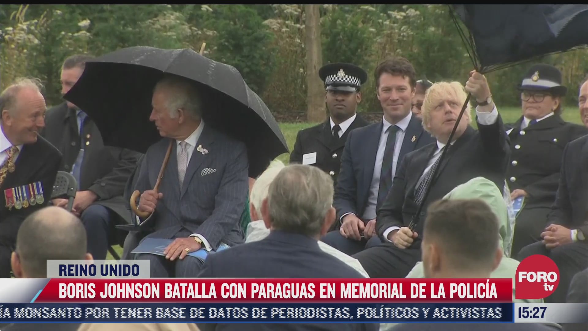 video falla paraguas de boris johnson en memorial de la policia