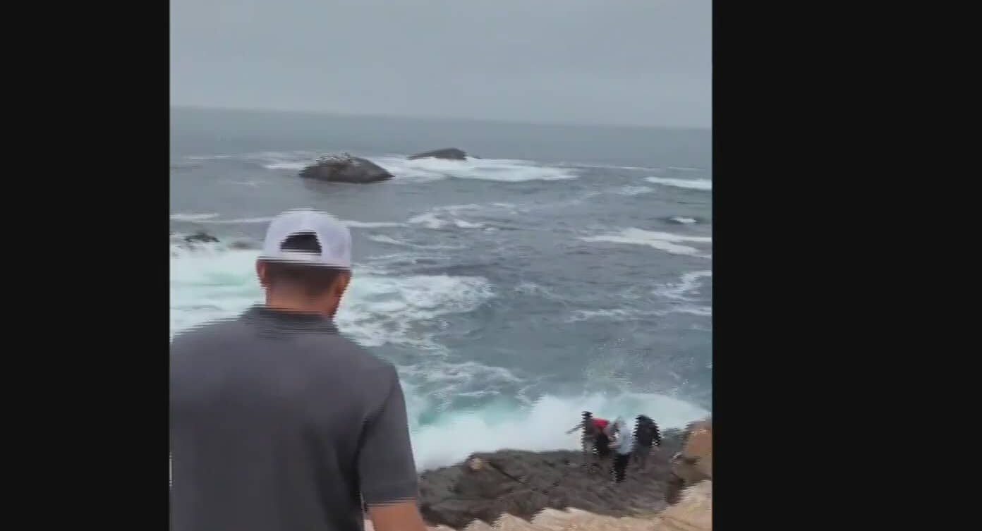 video turistas son arrastrados por olas en la bufadora