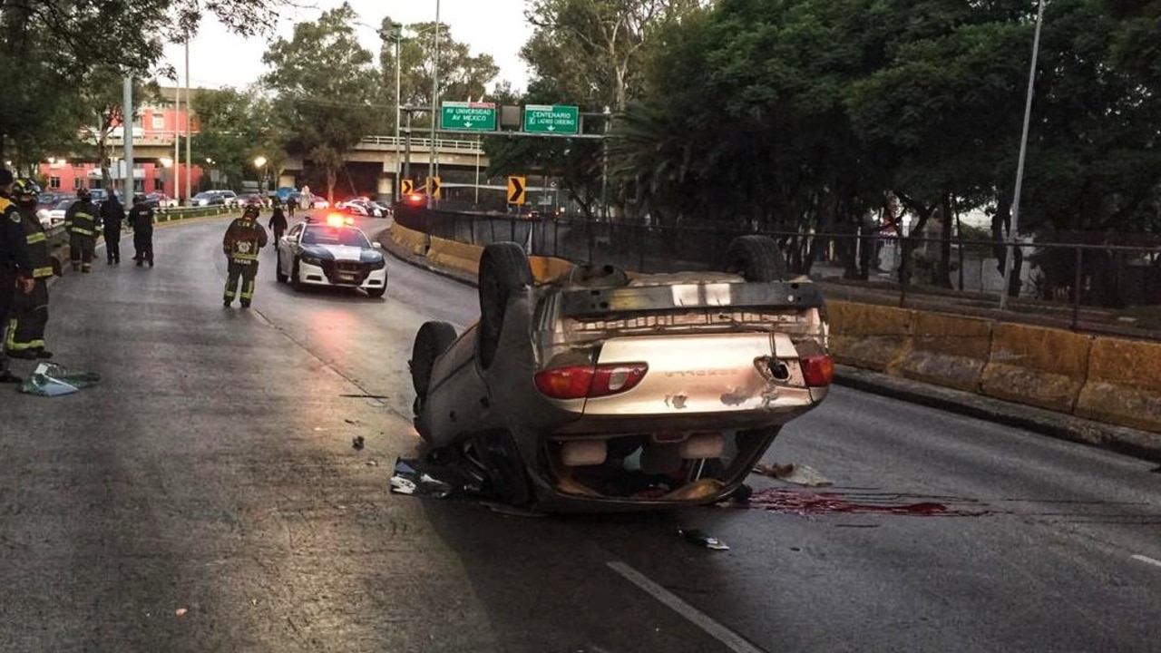 Muere automovilista tras volcar su auto sobre Circuito Interior en la alcaldía Coyoacán