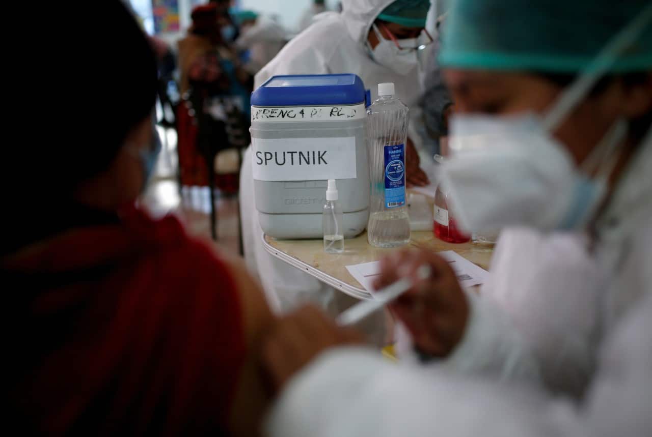 Sputnik V: Reportan escasez mundial de vacuna