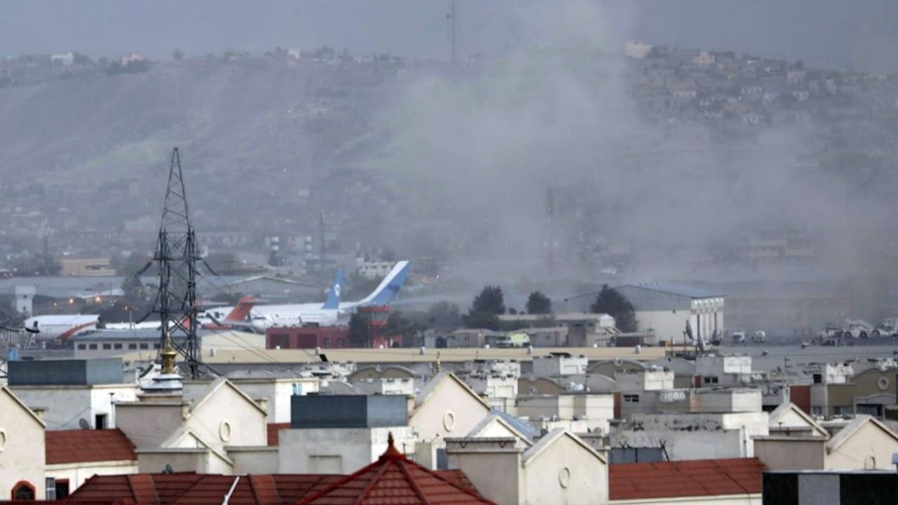 Preocupación en Kabul, Afganistán tras la detonación de una bomba cerca del aeropuerto (AP)