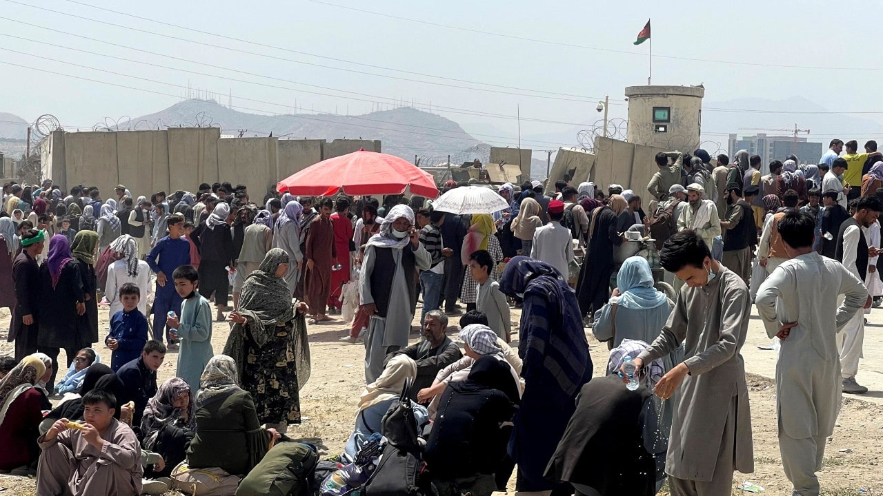 Talibanes se comprometen con un paso seguro al aeropuerto de Kabul