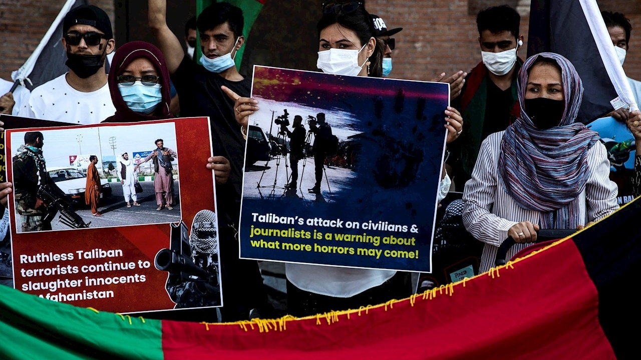 Más de 1,000 civiles afganos han sido evacuados a Italia desde la llegada del régimen Talibán a Afganistán