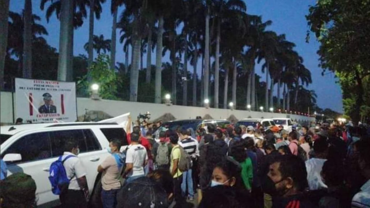 Integrantes de la CNTE impiden a AMLO llegar a la mañanera en Chiapas.