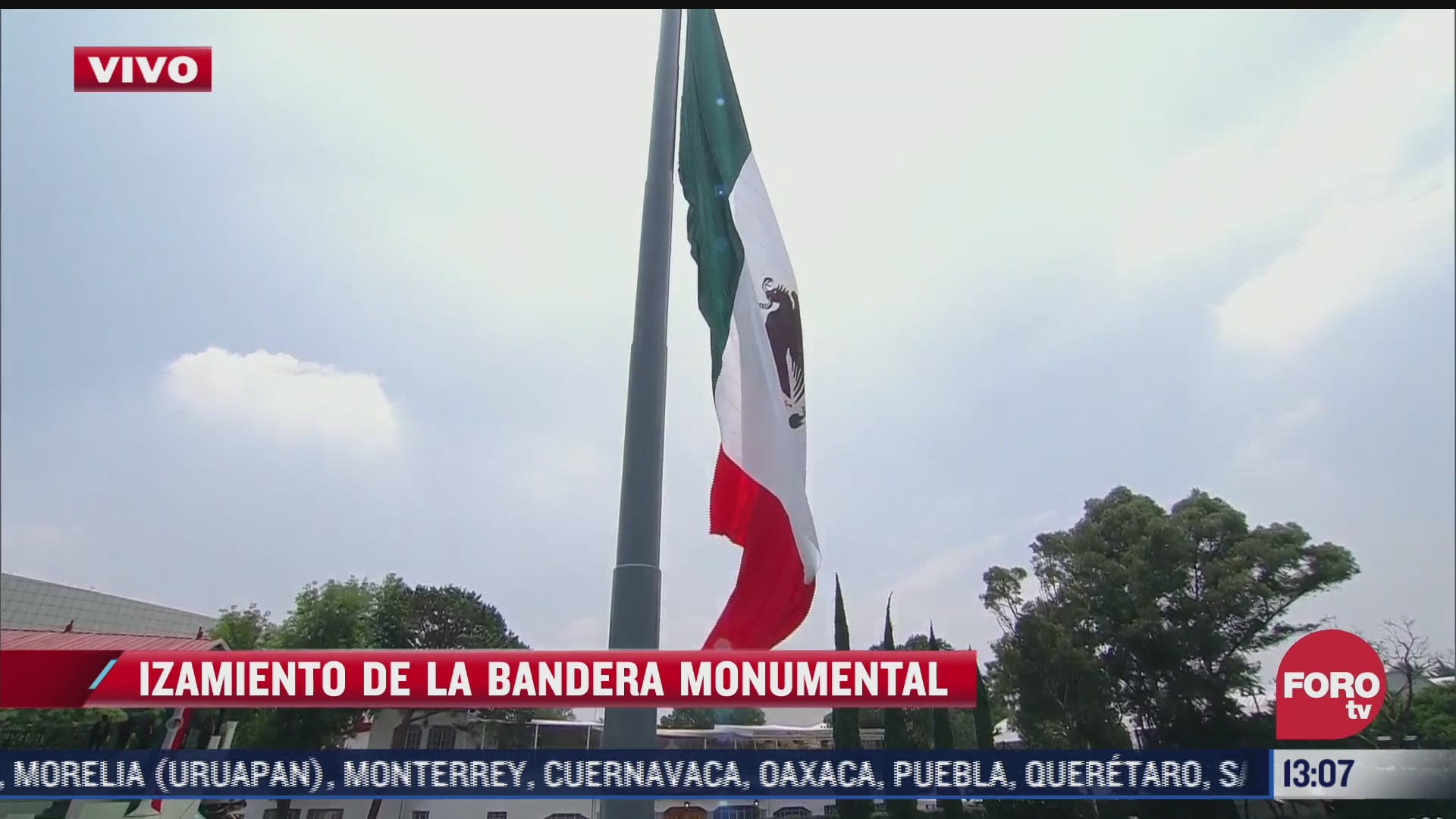 amlo iza la bandera monumental de mexico en el campo marte durante la ceremonia que avala la creacion de la comandancia del ejercito mexicano