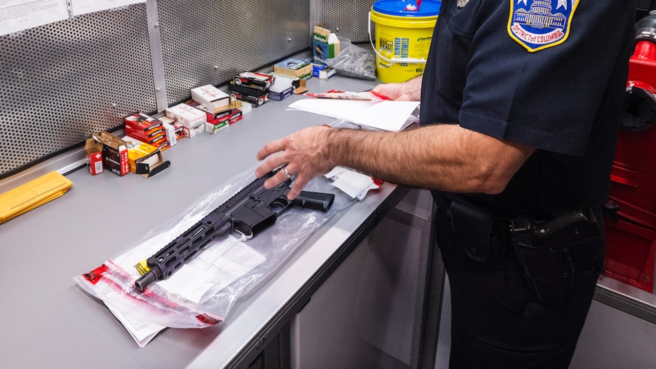 Autoridades de EU buscarán reducir los corredores de tráfico de armas de fuego, con un enfoque en Nueva York, Chicago, Los Ángeles, la Bahía de San Francisco y la Región de Sacramento, y Washington (Getty Images)