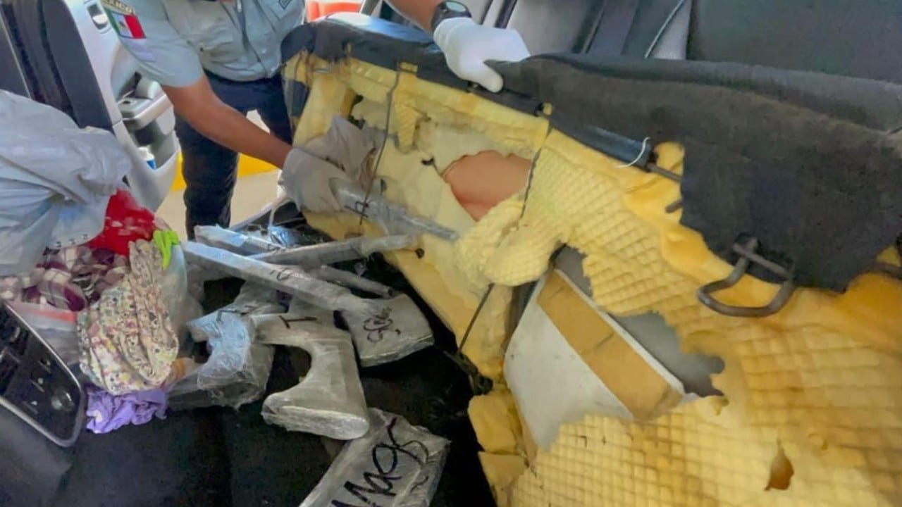Aseguran armas y cartuchos ocultos en un vehículo (Twitter: @GN_MEXICO_)