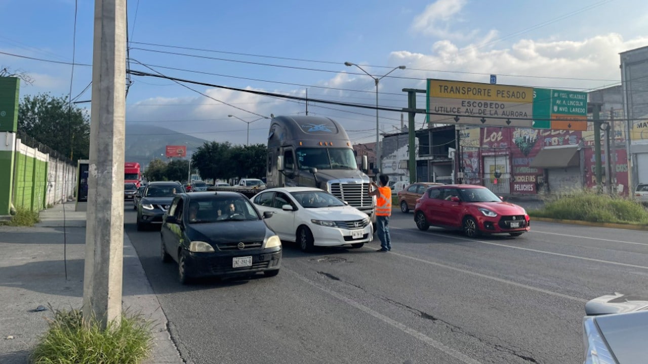 Automovilistas en calles de Monterrey (Twitter: @escuadronvial)