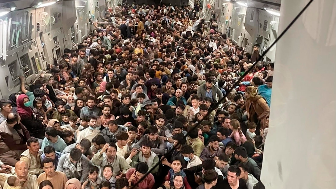 Foto viral: Cientos de personas hacinadas en avión huyen de Afganistán
