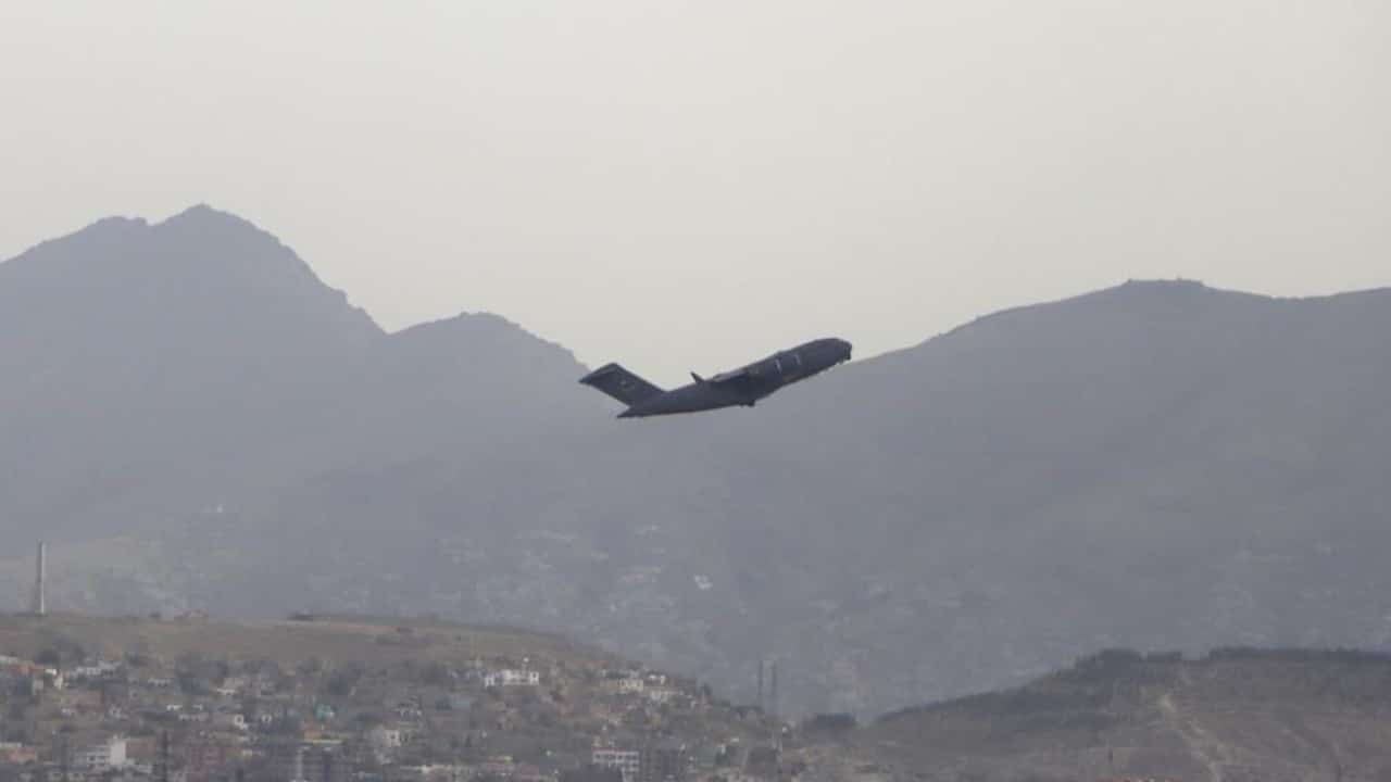 Un avión militar de EEUU despega del Aeropuerto Internacional Hamid Karzai, en Kabul, Afganistán, 30 de agosto de 2021(AP)