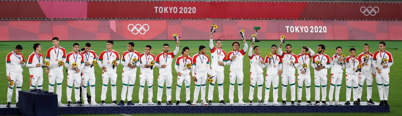  Los futbolistas de México celebran en el podio tras conseguir la medalla de bronce durante los Juegos Olímpicos 2020
