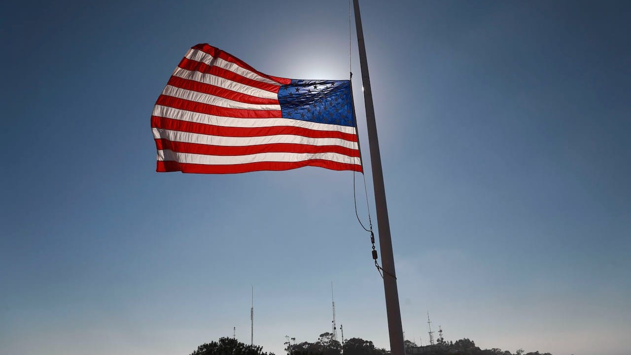 Una bandera ondea a media asta por la muerte de 13 militares de EEUU en el aeropuerto de Kabul (Getty Images)