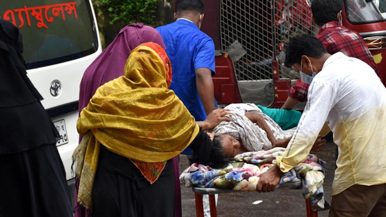 Rescate de sobrevivientes a colisión de embarcaciones en Bangladesh (Twitter: @anadoluagency)