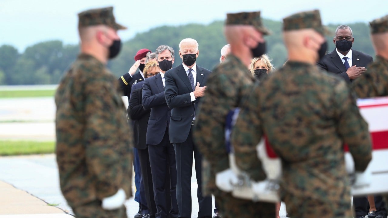 Biden acude a recibir los cuerpos de los 13 soldados muertos en el atentado de Kabul