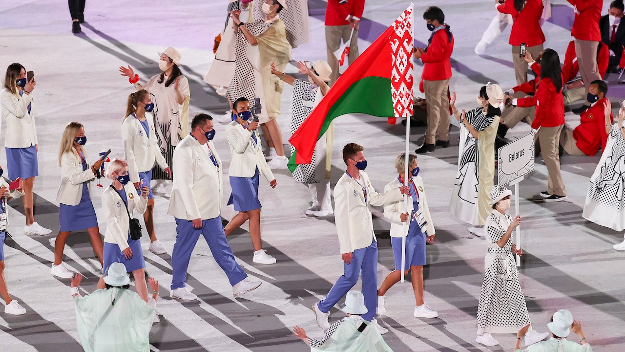 Abanderados del equipo de Bielorrusia durante la ceremonia de apertura de los Juegos Olímpicos de Tokyo 2020 (Getty Images)