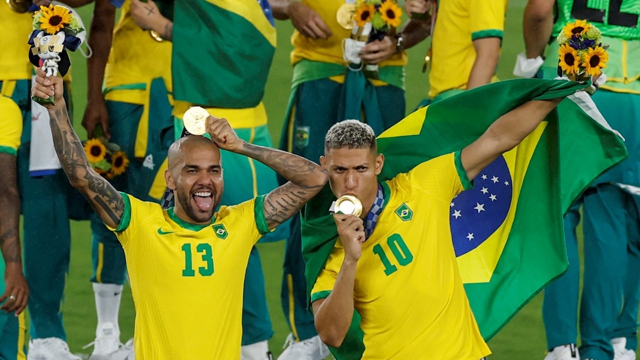 Los futbolistas de Brasil Richarlison (d) y Dani Alves (i) celebran tras conseguir la medalla de oro durante los Juegos Olímpicos 2020