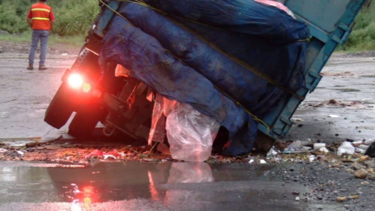 Camión cae en socavón que reapareció ante intensas lluvias en Nuevo Léon