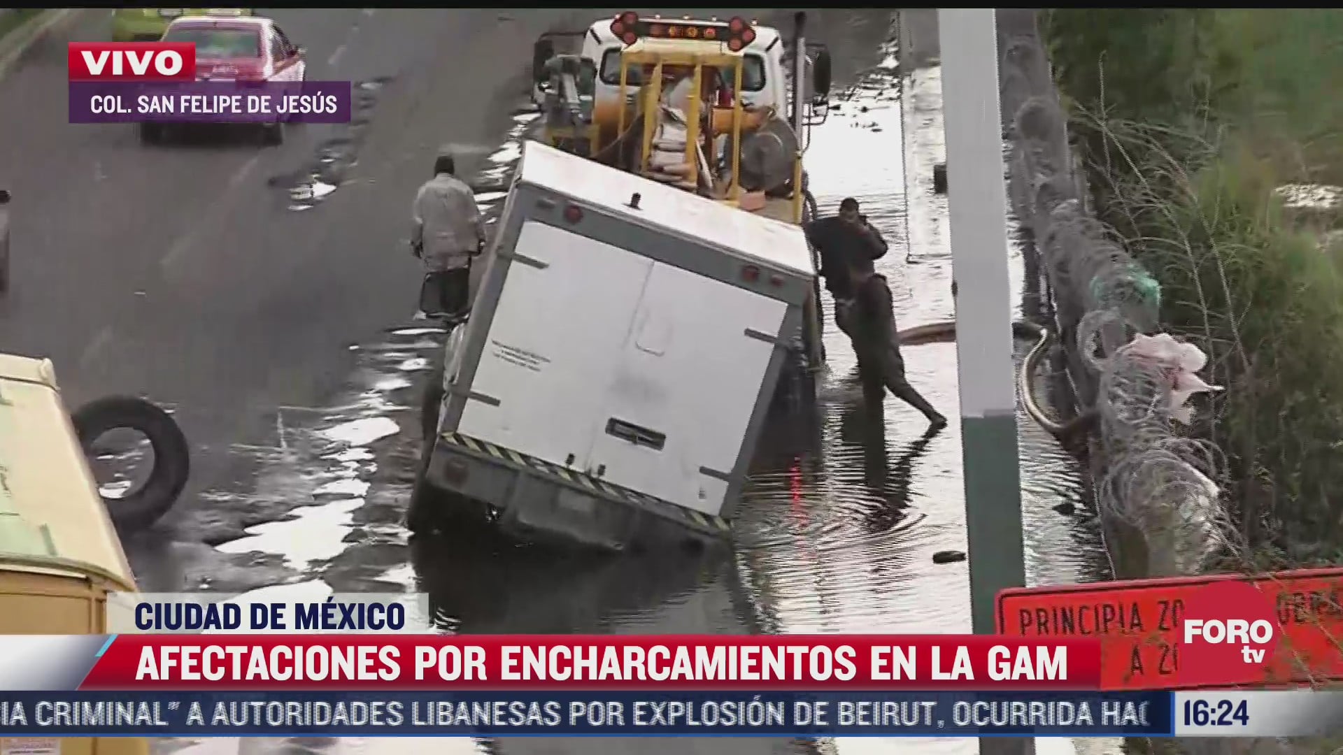 camioneta de carga cae a socavon por inundacion en la gustavo a madero
